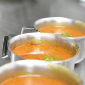 Obědové polévky servírované klasickým způsobem